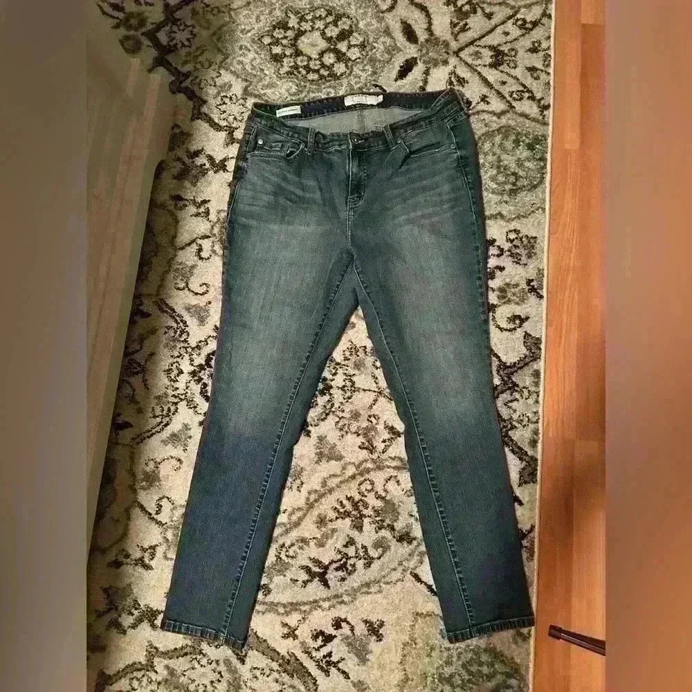 Torrid Premium Mid Rise Curvy Skinny Jeans Womens Size 16R Blue. Preowned EUC